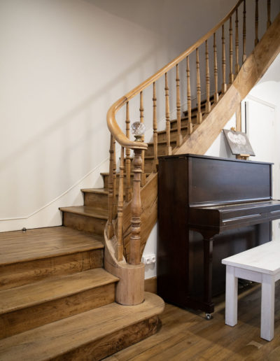 Menuiserie intérieure bois pour un escalier authentique avec la Menuiserie Salavert, menuisier en Dordogne